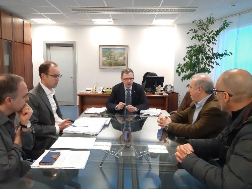 L'assessore alle Risorse forestali Stefano Zannier (al centro) incontra a Udine una delegazione del Corpo forestale sardo (Cfva), con il comandante Antonio Casula (penultimo a destra) e Salvatore Cabiddu (ultimo a destra), che dirige l'ispetttorato dell'Ogliastra